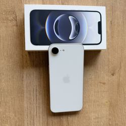 iPhone 16e 128GB White – Like New, 100% Battery + Case & Screen Protector