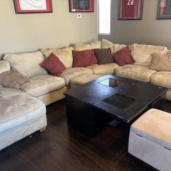Full Sectional With Table And 2 Ottomans. 