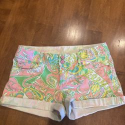 Woman’s Lilly Pulitzer Shorts Shipping Available 