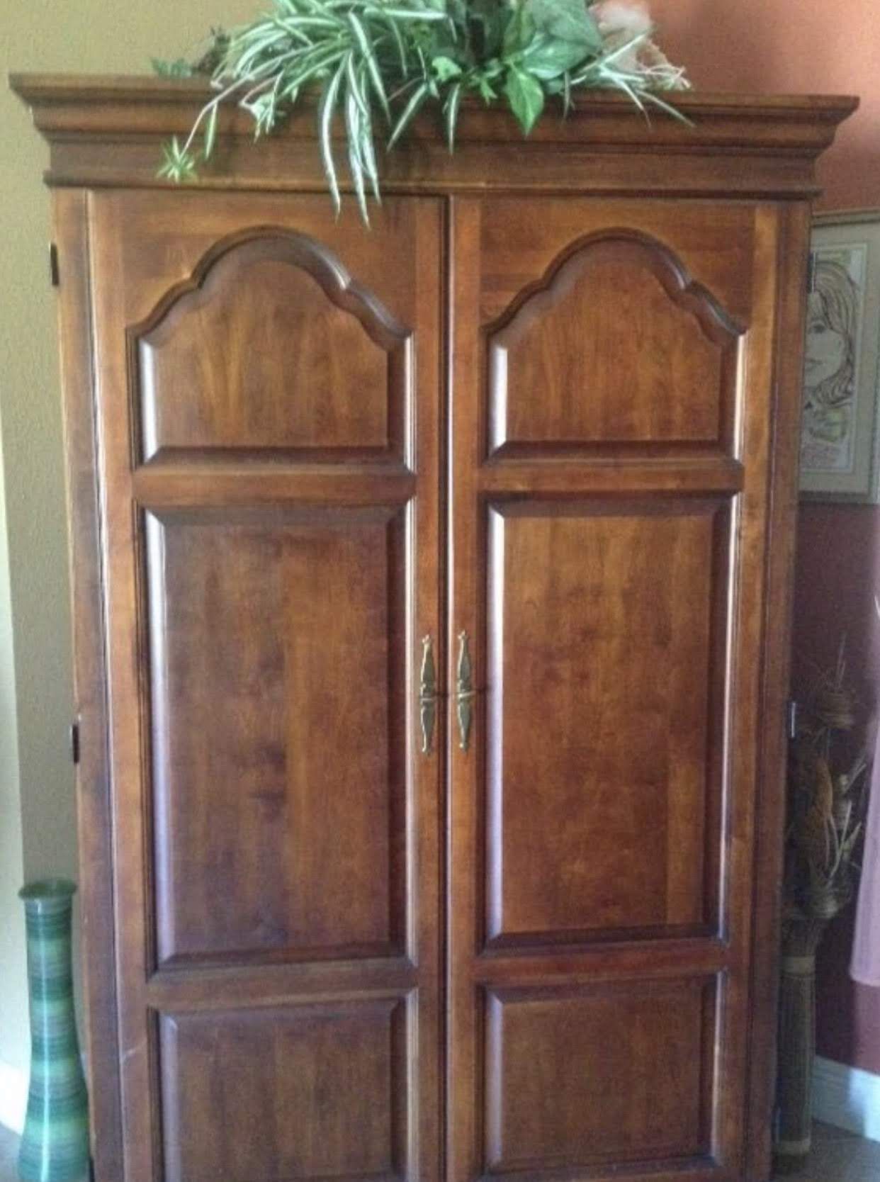 Armoire Computer - 2146 Puerto Rico Dr, Deltona