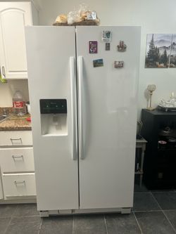 Refrigerator with water filter