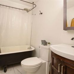 Beautiful vintage clawfoot tub