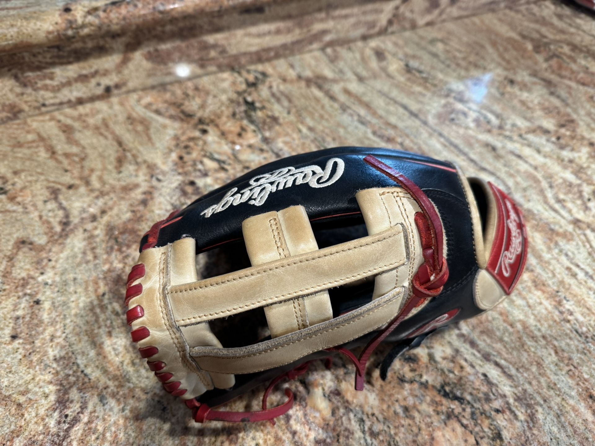 Rawlings Left Handed Outfoeld Baseball Glove
