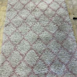 6ft x 4ft White and Pink Fluffy Bedroom Rug Just needs a wash. 