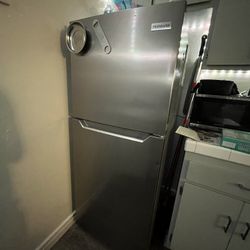Fridge . Frigidaire 19 Cu. Ft.