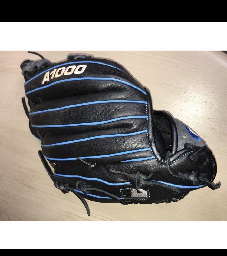 Used Wilson A1000 11 1/4" Baseball & Softball / Fielders Gloves.