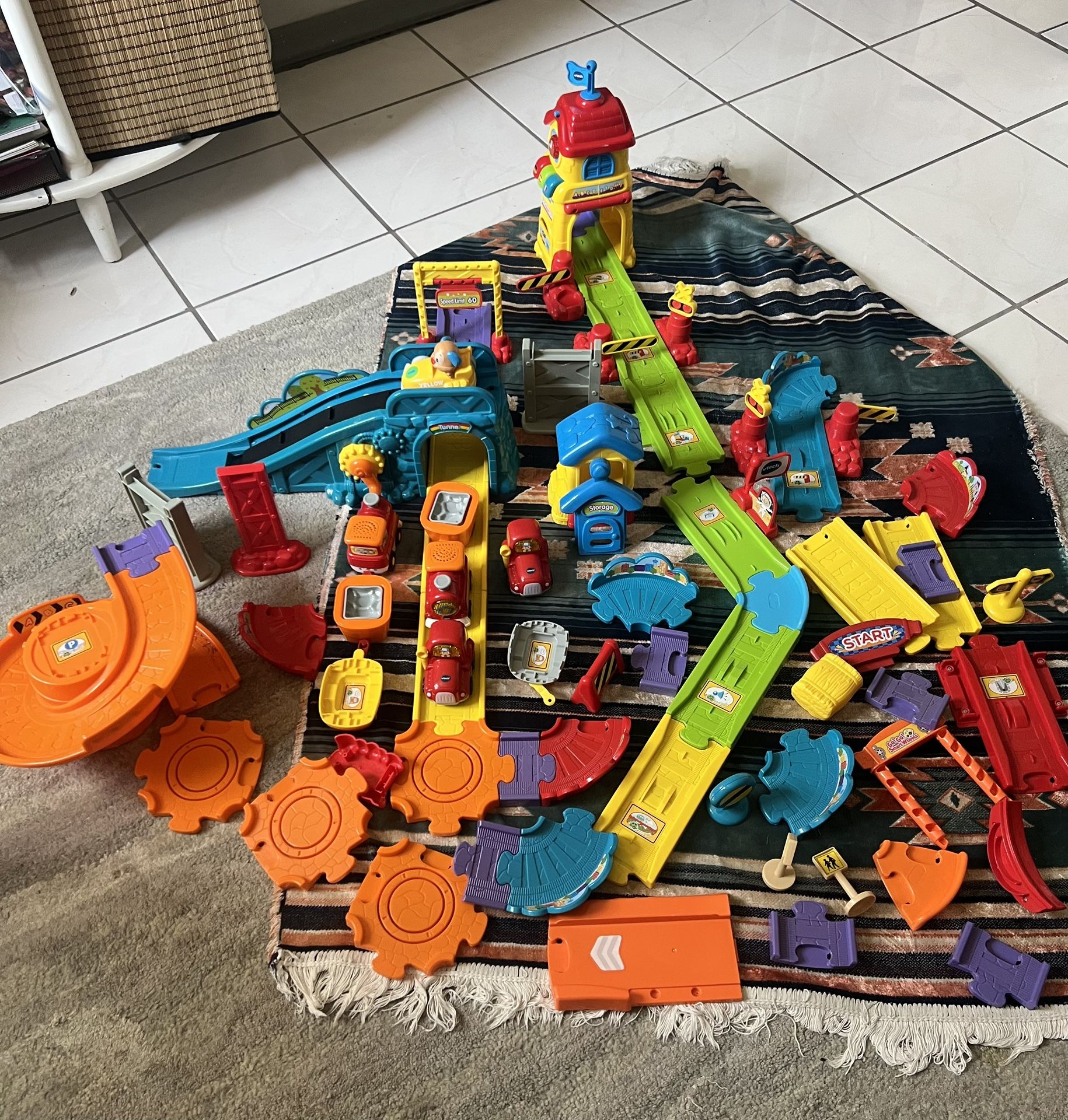 V tech Go! Go! Smart Wheels Train Station Playset