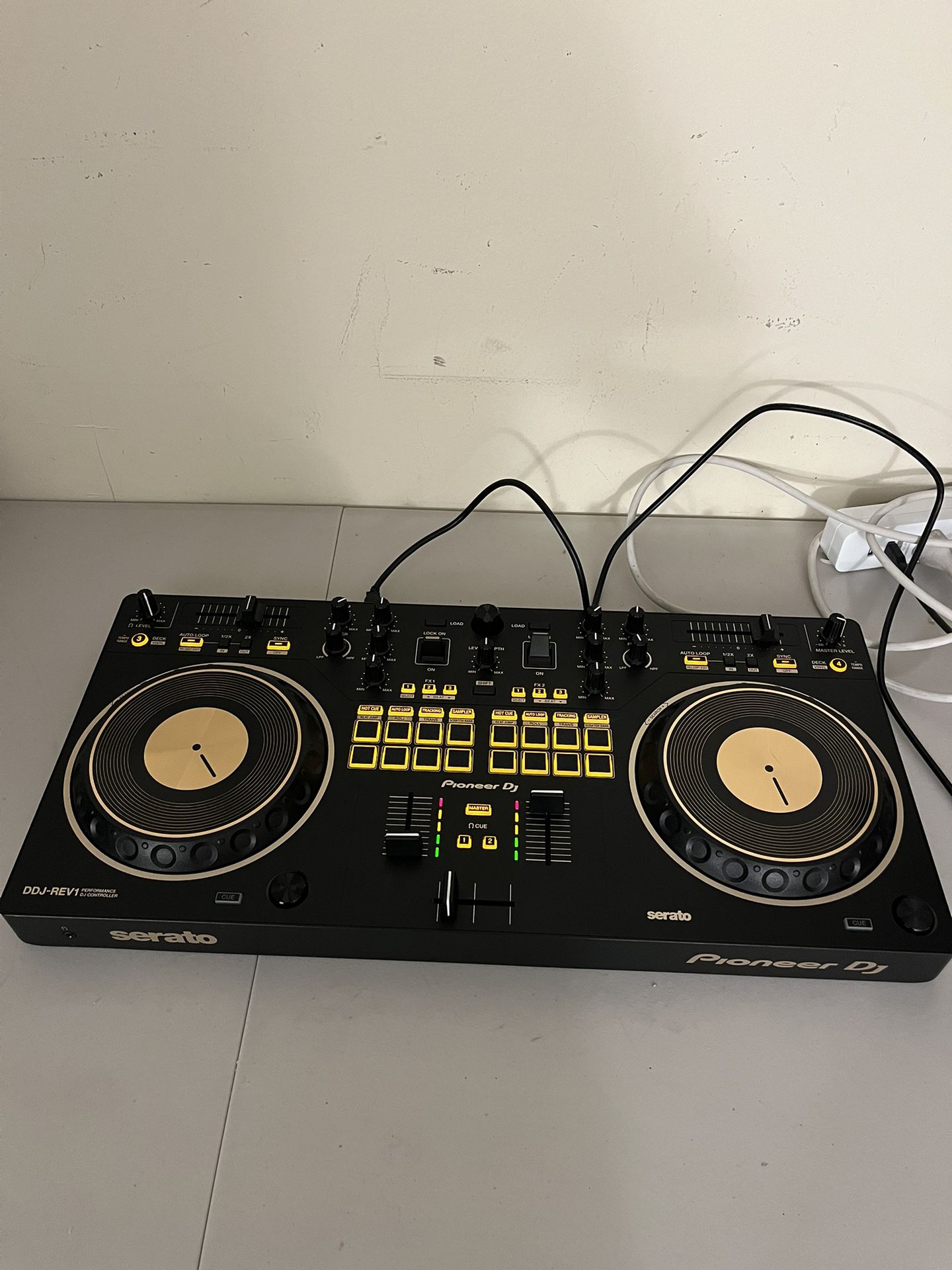 PIONEER DDJ-REV1 NEW MODEL DJ CONTROLLER OPEN BOX 