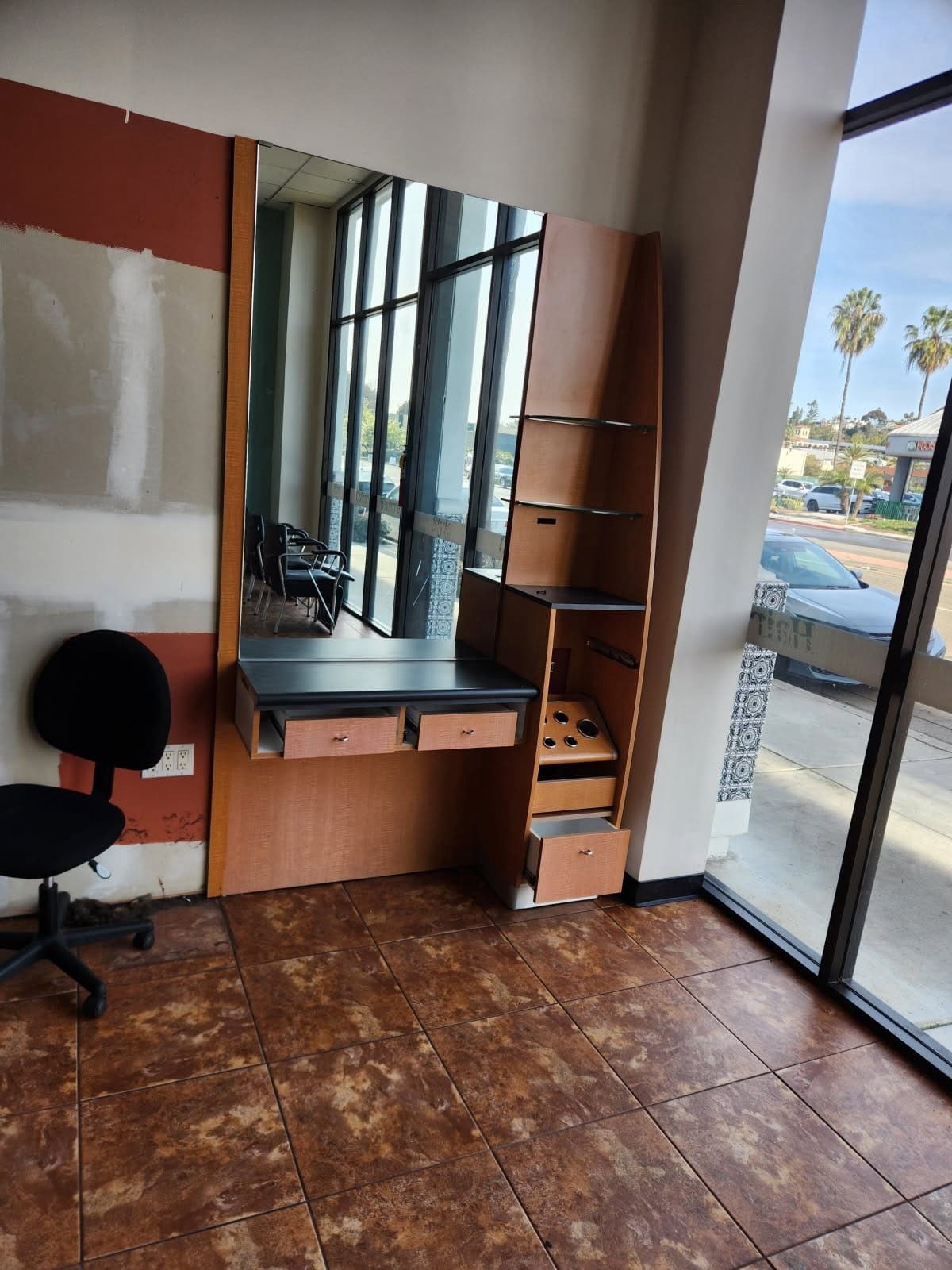 Salon Station With Mirror