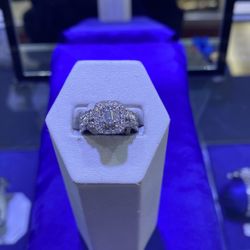 14KT White Gold Diamond Ring 