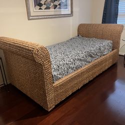 Pali&Pari Handwoven seagrass Twin Bed