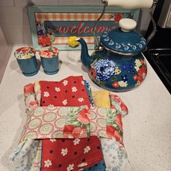 Used Pioneer Women Kitchen Decor