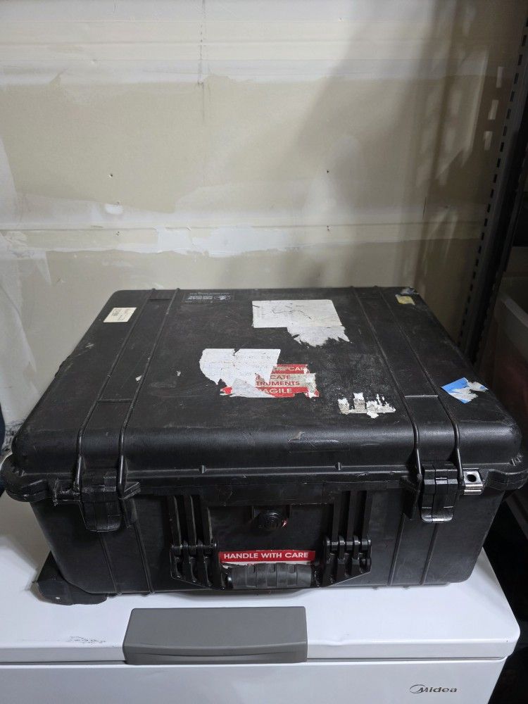 Pelican 1610 Protector Rolling Case w/ FOAM