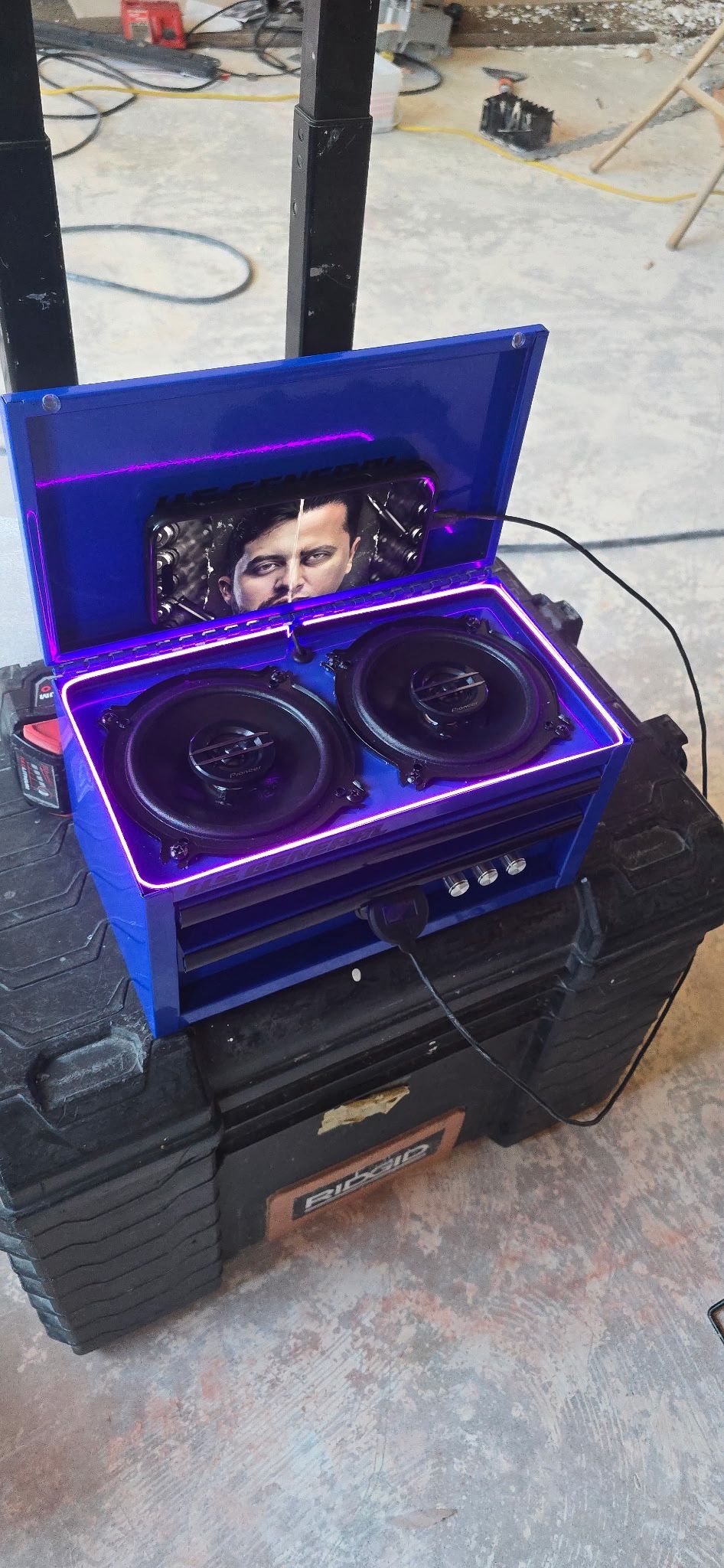 SPEAKER DISPONIBLE ! CONECTE A BLUETOOTH ! LUCES LED Y CONTROL DE BASS !