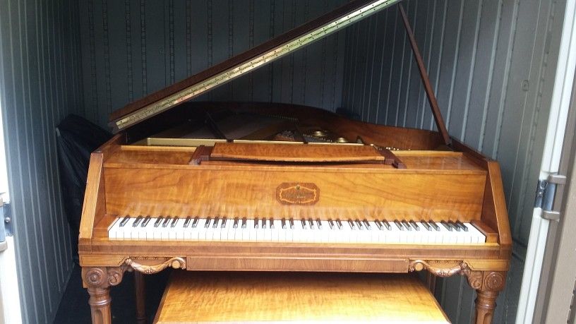 Beautiful 1929 Walnut Wurlitzer Grand Piano