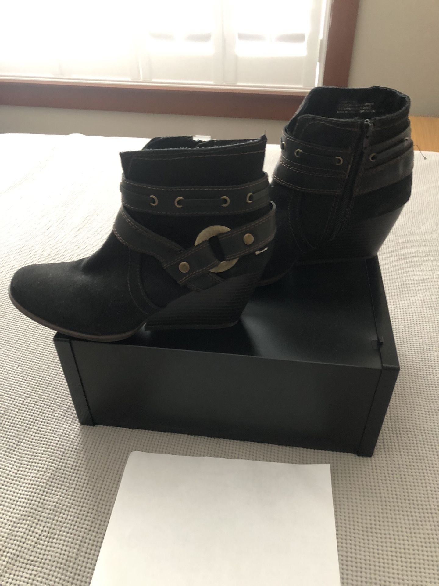 Women’s Size 10 , 3-1/2” Heel Bootie.