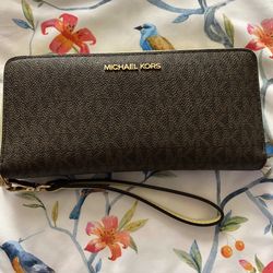 Michael Kors Travel Continental Large Wristlet 