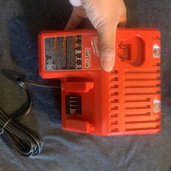 Milwaukee Charger M12. M18