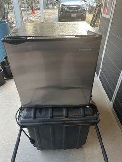 Frigidaire 1.6-cu ft Mini Fridge with Freezer ( Stainless Steel )