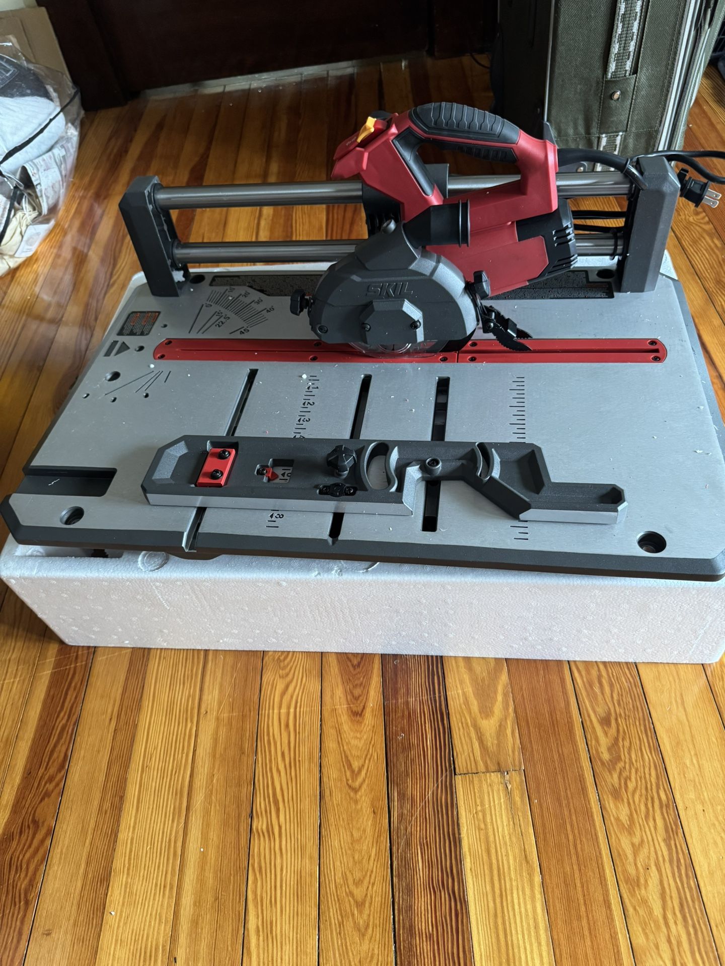 SKIL 3601-02 Flooring Saw with 36T Contractor Blade, Red and black