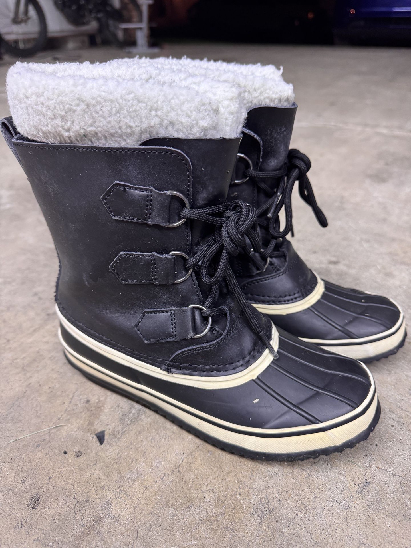Unisex Youth, Snow Boots Size 4, Worn Once!