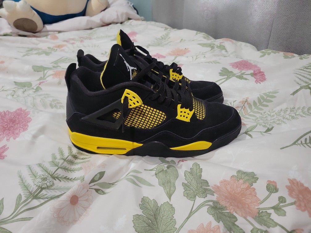 Jordan 4 Retro
Thunder (2023) Size 13