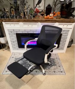 LIKE NEW**Black mesh office gaming chair with footrest