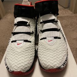 PRICE DROP Nike Men s Shoes Lebron 17 Lebron 4 Graffiti