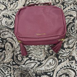 Nice Travel Bag For Makeup,  Brushes, Shampoo.  See Pictures.