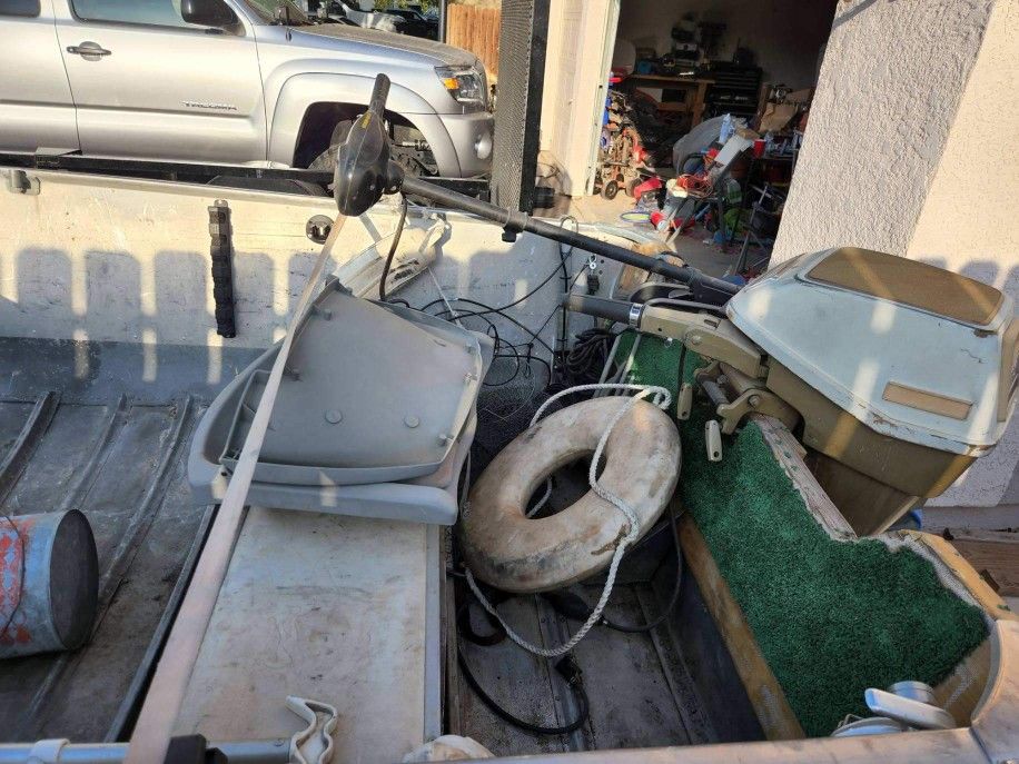 Aluminum fishing boat