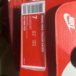 New Women’s Size 7 Nike