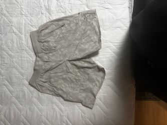 Men’s medium lululemon shorts