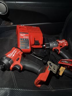 M18 Milwaukee 1/4 Hex Driver, Hammer Drill And Charger(BRAND NEW) 