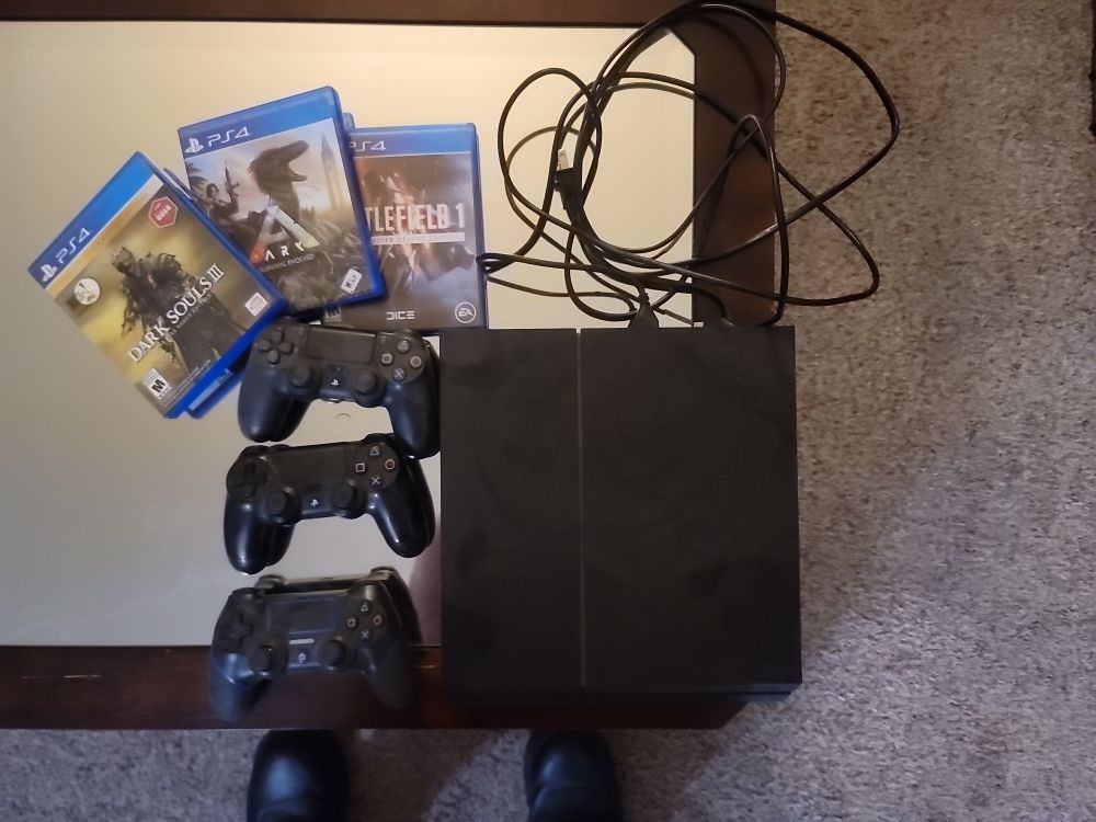 Ps4 With 3 Controllers And 3 Games