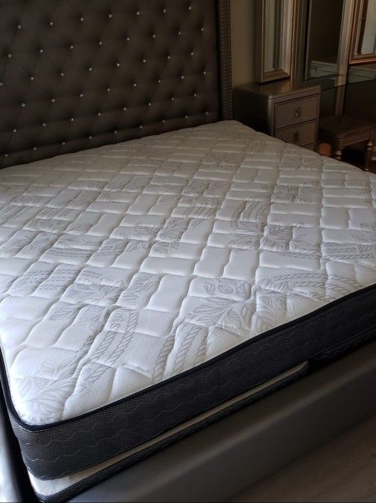 NEW KING PLUSH PILLOW TOP MATTRESS WITH BOX SPRING ♨️ Bed frame is not available