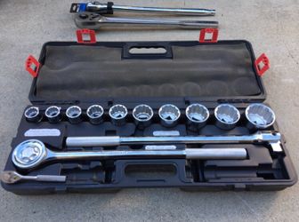 Jumbo HUSKY 3/4” Ratchet, HUSKY 3/4” Breaker Bar and Husky Sockets
