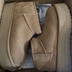 Women’s platform Uggs Size 9