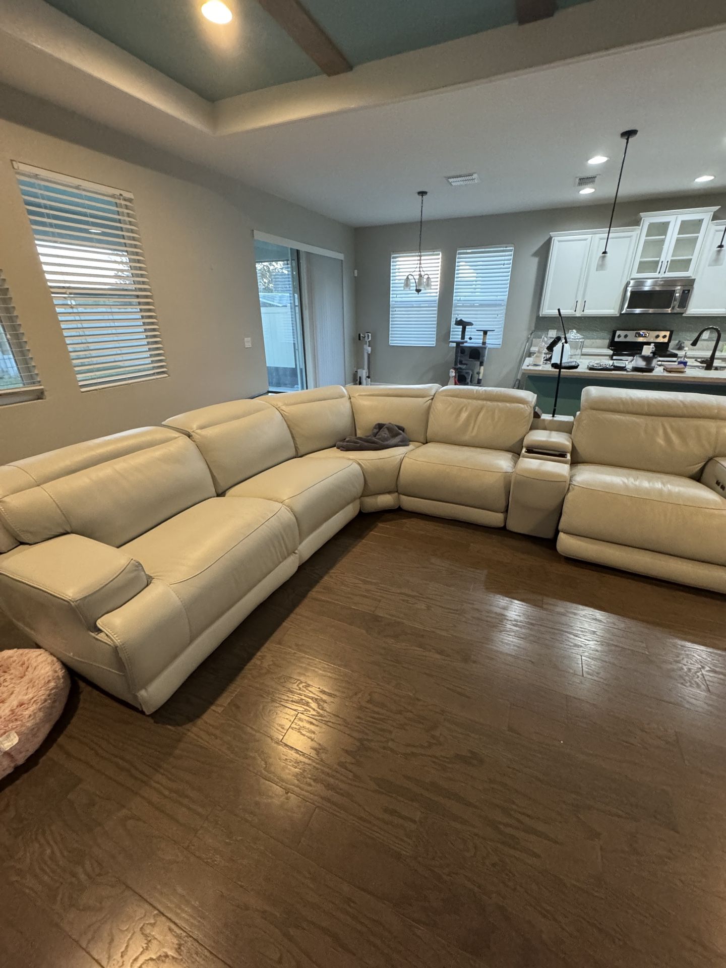 City Furniture Reign White Lthr/vinyl Medium Triple Power 2-arm Sectional