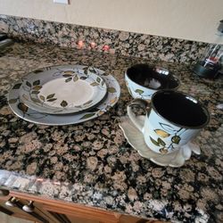 Mikasa Gourmet Basics Stoneware Service For 7, Rustic Leaves Pattern 