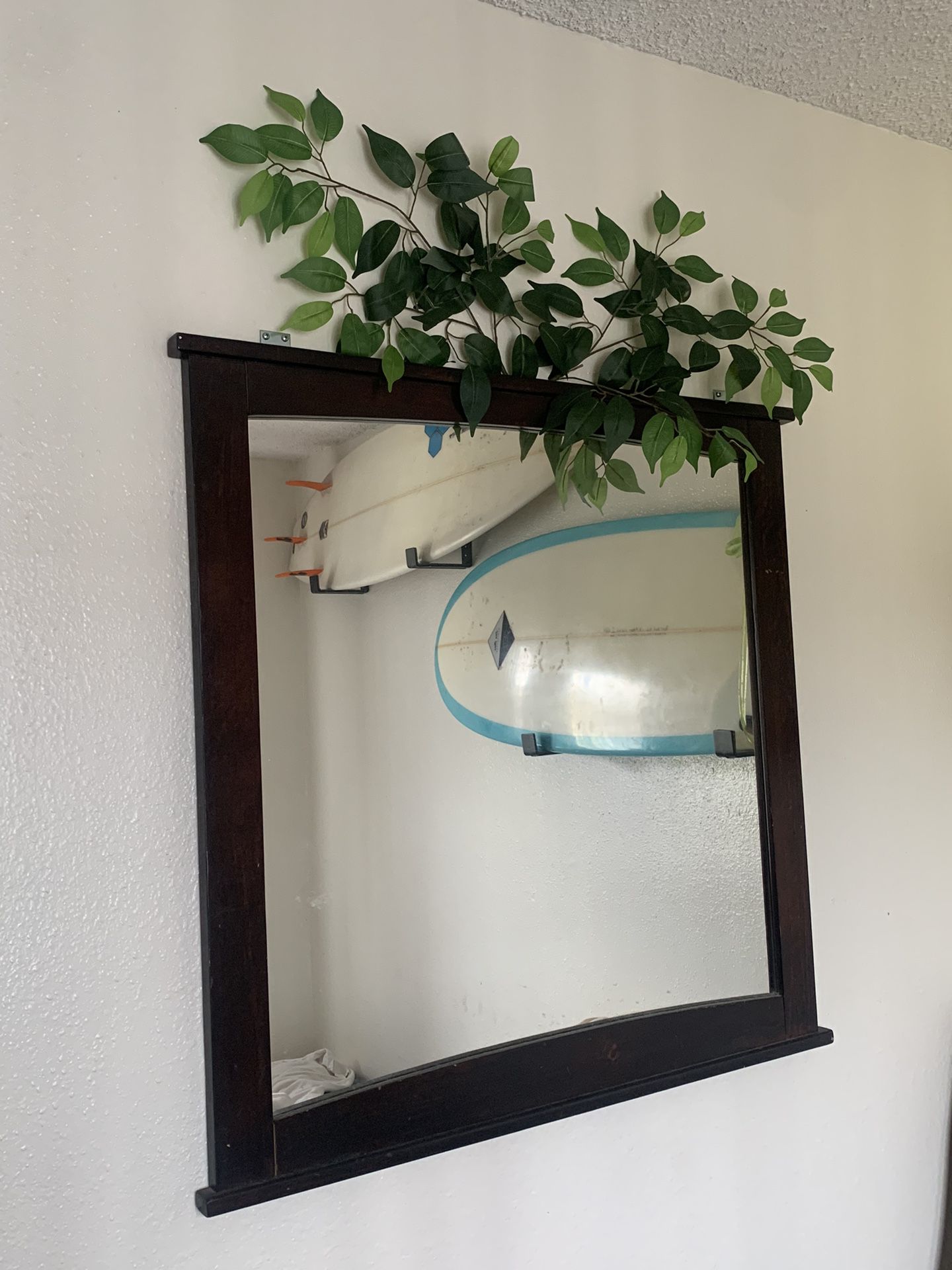 mirror comes with mounting brackets