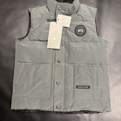 GREY CANDA GOOSE BLACK LOGO SIZE MEDIUM