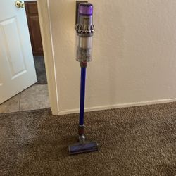 Dyson Cordless Powerful Vacuum (TOP OF THE LINE )