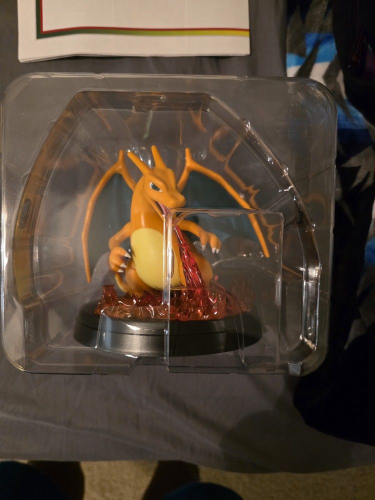 (Pokemon) Charizard Figurine