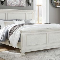 Robbinsdale Queen Panel Bed

