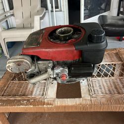 Snapper Súper Six Vertical Engine 6 HP New Carburador Gas Tanks Included, Eng. is Running has Not the starting puller rope. 