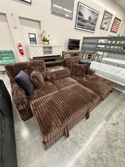 SECTIONAL WITH PULL OUT