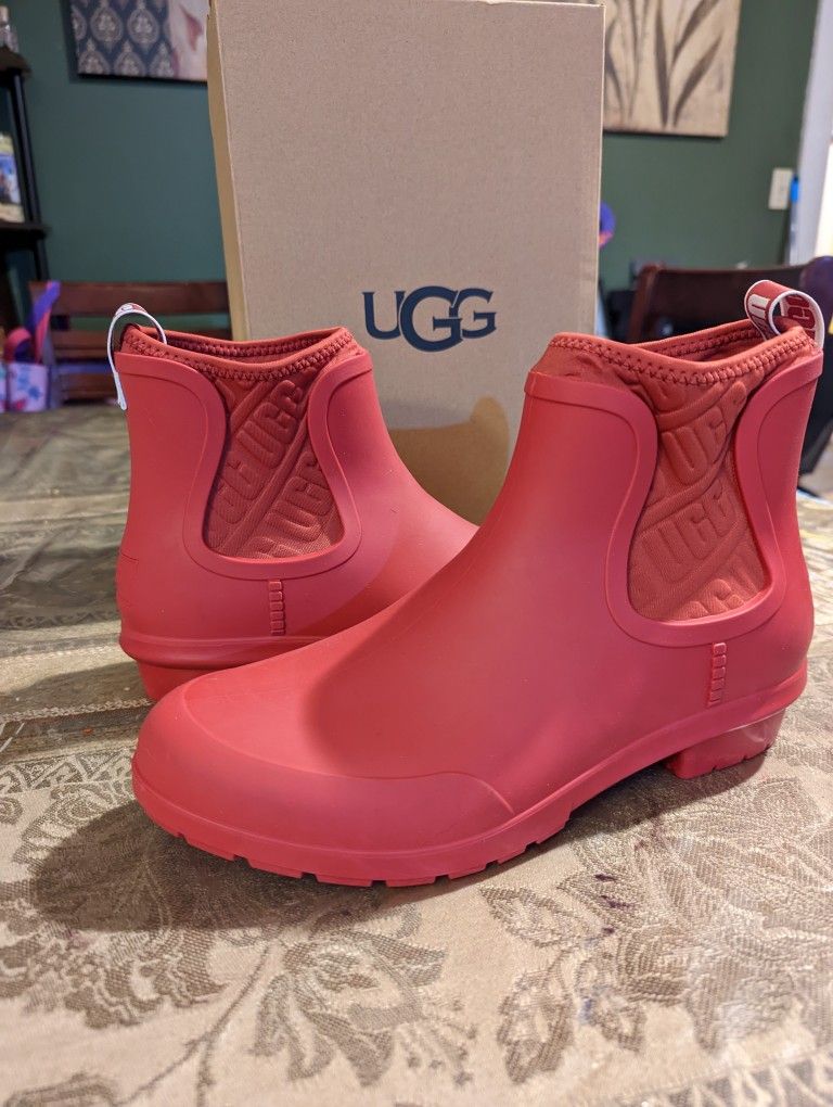 Women's UGGs chevone rubber rain boots size 8 