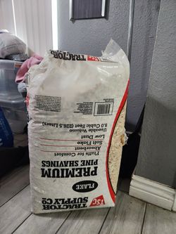 Tractor supply flake  big bag used for bedding for ducks chickens whatever u like