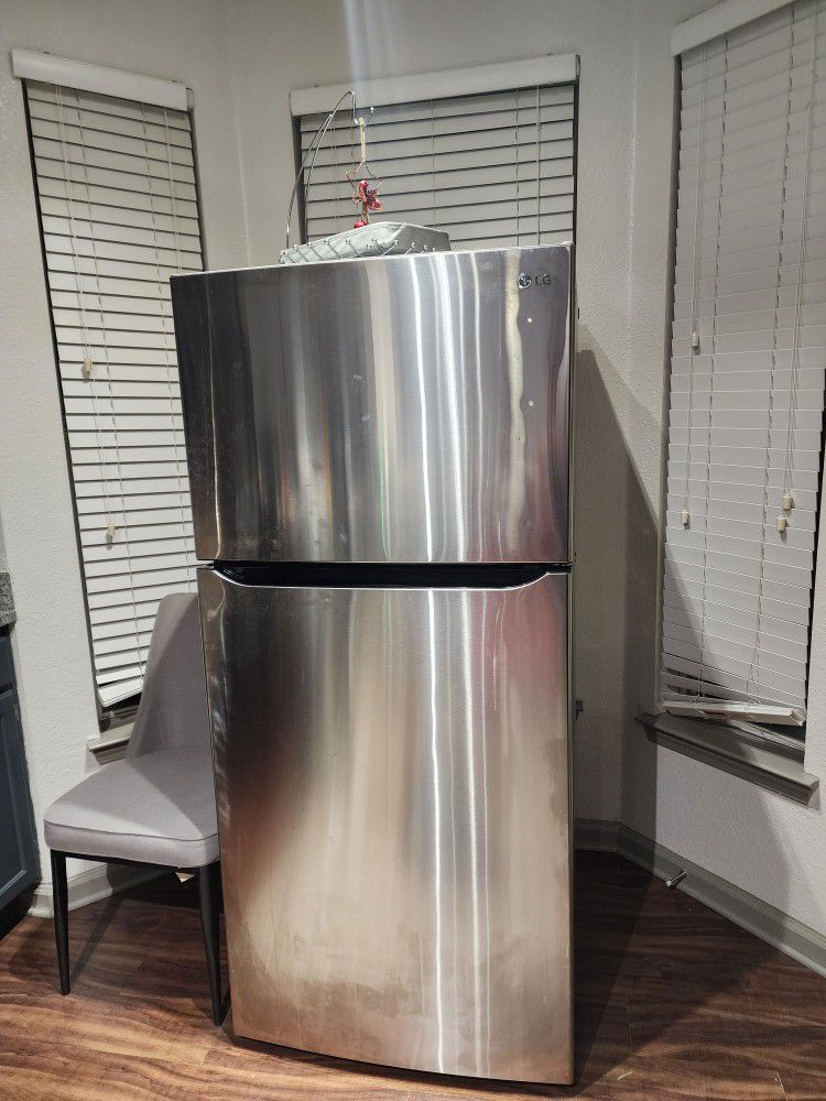 20.2-cu ft Top-Freezer Refrigerator (Stainless Steel) ENERGY STAR