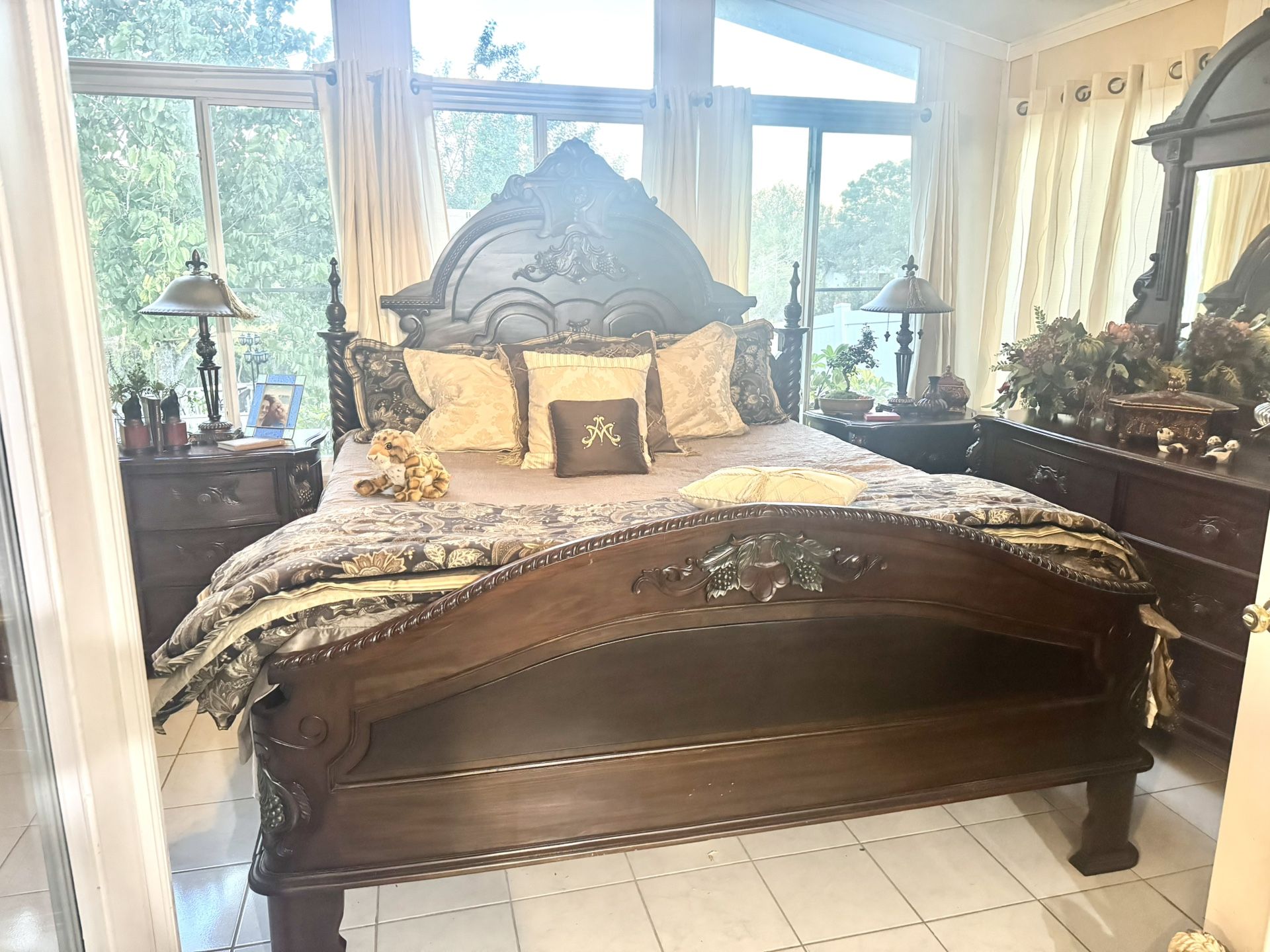 Tracy Has! King size bedroom set!